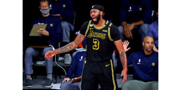Anthony Davis vince i Denver Nuggets